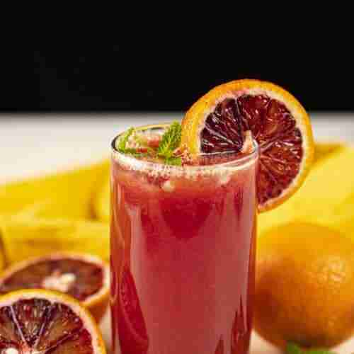 blood orang juice with fresh blood oranges